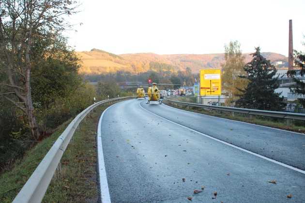 Zwei Rettungshubschrauber landeten hintereinander auf der Bundesstraße