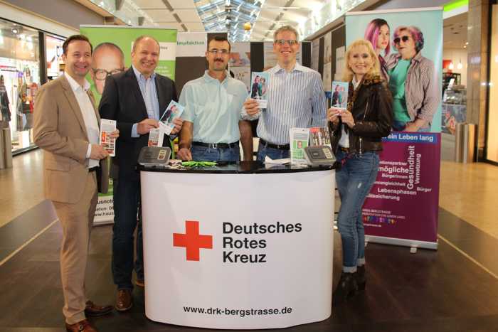 Unser Bild zeigt (v.l.n.r.) Center Manager Patrick Steidl, DRK Kreisgeschäftsführer Ulrich Bergmann, Allgemeinmediziner Marc Häffner, Landrat Christian Engelhardt und Gesundheitspräventionsbeauftragte Reinhild Zolg beim Auftakt zur Grippeschutzimpfung im Rhein-Neckar-Zentrum.