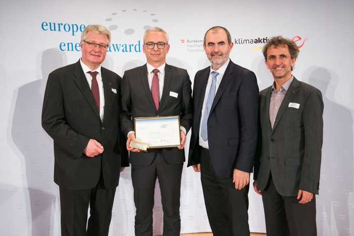 (v.l.n.r.): Der Landkreis Karlsruhe ist Preisträger des European Energy Awards 2018 in Gold: Christoph Kainz, österreichischer Landtagsabgeordneter, Landrat Dr. Christoph Schnaudigel, Generalsekretär im Bundesministerium für Nachhaltigkeit und Tourismus Josef Plank, EEA-Präsident Helmut Strasser.