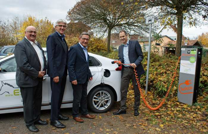 Testen die neue E-Ladesäule am Amt für Gesundheit und Soziales in Landau: Kreisbeigeordneter Helmut Geißer, Vorstand der EnergieSüdwest AG Dr. Thomas Waßmuth, Kreisbeigeordneter Bernd E. Lauerbach und Landrat Dietmar Seefeldt (v.l.n.r.).