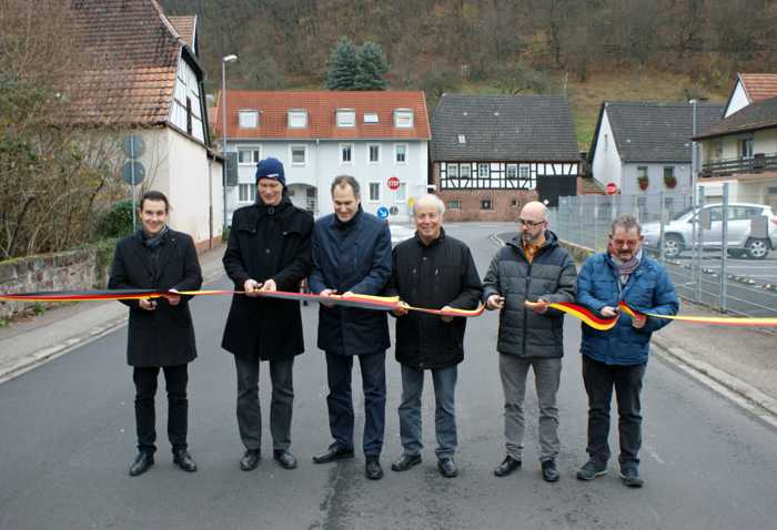 Freie Fahrt auf der K 65 (v.l.n.r.): Bürgermeister Christian Burkhart, Martin Schafft vom LBM Speyer, Landrat Dietmar Seefeldt, der Ortsbürgermeister von Lug, Hermann Rippberger, und der Ortsvorsteher von Annweiler-Sarnstall, Thomas Walter, haben die K65 für den Verkehr freigegeben.