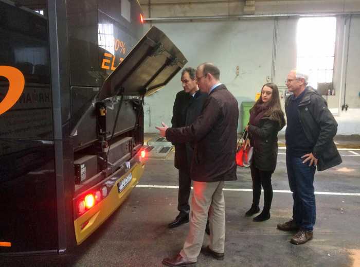 Landrat Dietmar Seefeldt (li.) und ÖPNV-Referent Lothar Zimmermann (re.) bei der Besichtigung des Elektrobusses in Edenkoben mit Christina Wind, Abteilung Planung und Angebot des VRN, und Marcus Weigl, Geschäftsführer der Palatina Bus GmbH.