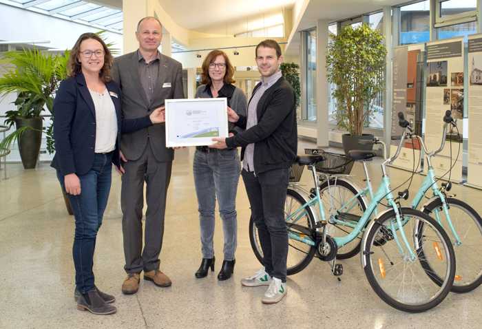 (Foto Landratsamt Rhein-Neckar-Kreis): "Wir sind "fahrradfreundlicher Arbeitgeber": ADFC zeichnet den Rhein-Neckar-Kreis aus. (v.l.n.r. Sandra Frorath-Koster, Klimaschutzmanagerin im Eigenbetrieb Bau und Vermögen Rhein-Neckar-Kreis, Ulrich Bäuerlein, Leiter des Haupt- und Personalamtes im Landratsamt Rhein-Neckar-Kreis, Sirikit Klevenz, stellvertretende Leiterin des Haupt- und Personalamts im Landratsamt Rhein-Neckar-Kreis und Dominic Egger, stellvertretender Landesvorsitzende des ADFC Baden-Württemberg).