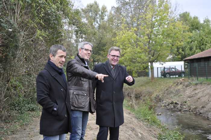 Geschäftsführer des Gewässerverbands Bergstraße, Ulrich Androsch (links) zeigt Landrat Christian Engelhardt (mitte) und dem Rimbacher Bürgermeister, Holger Schmitt, den Fortschritt der Baumaßnahmen.