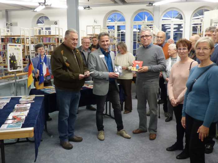 Zwei Tische voller neuer französischer Bücher. v.l.n.r.: Norbert Schneider (Ehrenmitglied der Deutsch-Französischen Gesellschaft Bad Kreuznach), Stefan Meisel (Leiter der Stadtbibliothek), Michel Kopp (Präsident der Deutsch-Französischen Gesellschaft Bad Kreuznach), Katrin Prinski (Vorstandsmitglied Deutsch-Französische Gesellschaft Bad Kreuznach).