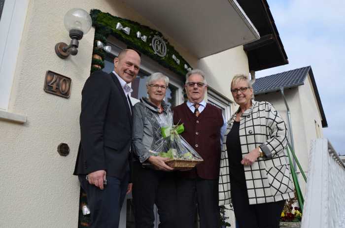 Landrätin Dorothea Schäfer (rechts) gratuliert zusammen mit dem Bürgermeister der Verbandsgemeinde Gau-Algesheim Benno Neuhaus (links) dem Ehepaar Schön zur Diamantenen Hochzeit. Foto: Kreisverwaltung Mainz-Bingen