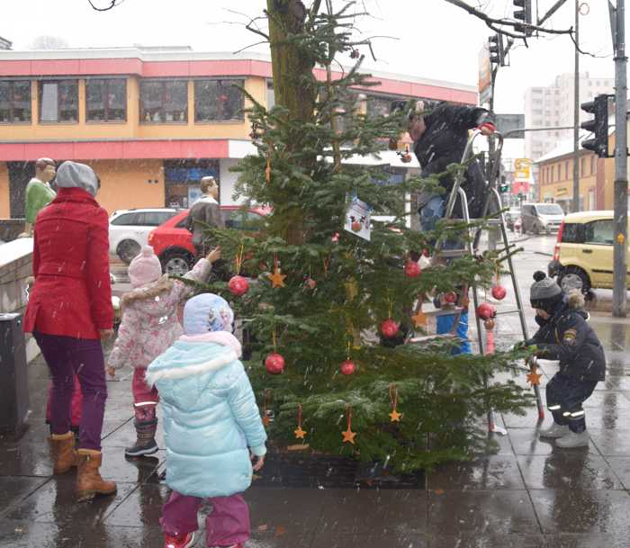 Kinder schmücken Weihnachtsbaum Quelle: Stadt Weinheim