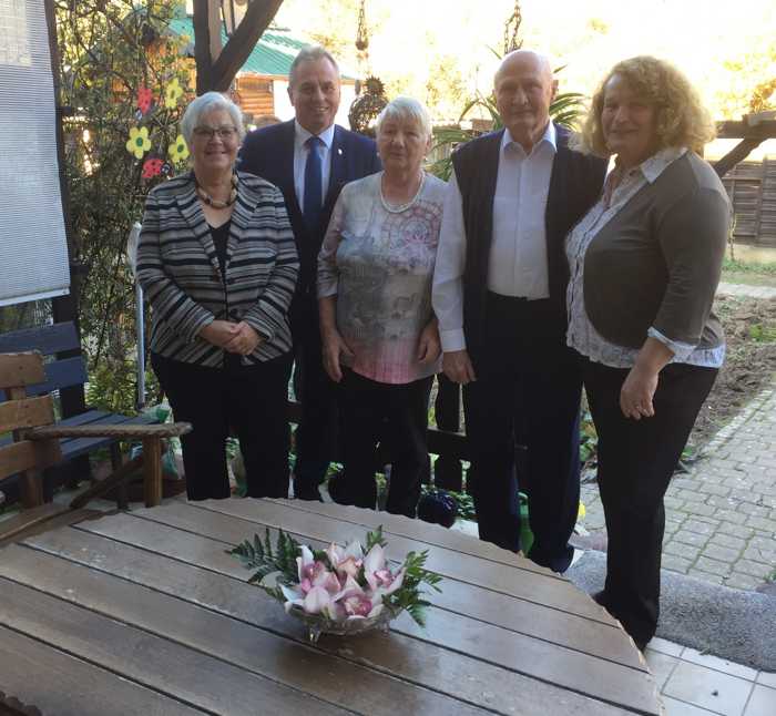 (v.l.n.r.): Kreisbeigeordnete Ursula Hartmann-Graham, Verbandsbürgermeister Dr. Robert Scheurer, Ehepaar Hildegard und Theodor Rudolf und Bürgermeisterin Margit Grub. Foto: Kreisverwaltung Mainz-Bingen.