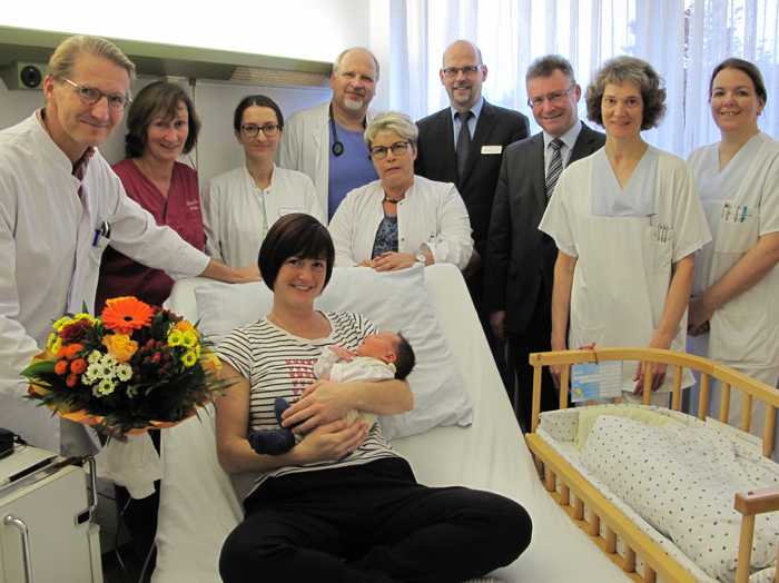 Großer Auflauf für Felix, das 1.000. Baby in den Neckar-Odenwald-Kliniken in diesem Jahr. Foto: Neckar-Odenwald-Kliniken