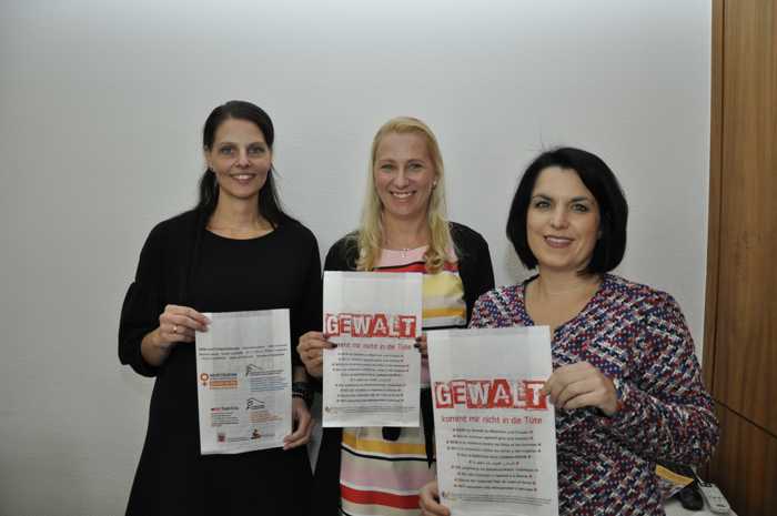 Vizelandrätin Diana Stolz (Mitte) stellte gemeinsam mit den Frauen- und Gleichstellungsbeauftragten des Kreises Bergstraße, Nicole Schmitt und Melanie Knauf (rechts), die neue Brötchentüte vor.