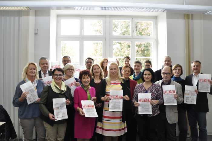 Vizelandrätin und Gesundheitsdezernentin Diana Stolz (vorne, Mitte) mit allen Kooperationspartnern der Brötchentütenaktion.