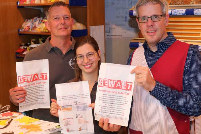 Beim „Arbeitseinsatz“ für den guten Zweck: Landrat Christian Engelhardt (rechts) mit Bäckermeister Uwe Brehm und Bäckermeisterin Annick Brehm in der Bäckerei Brehm in Mörlenbach.