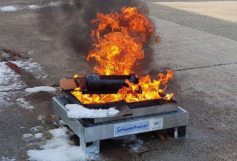 Mit dem Schaumtrainer wird das Löschen mit Schaum geübt (Foto: Feuerwehr Frankenthal)