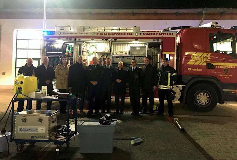 Übergabe des Schaumtrainers (Foto: Feuerwehr Frankenthal)