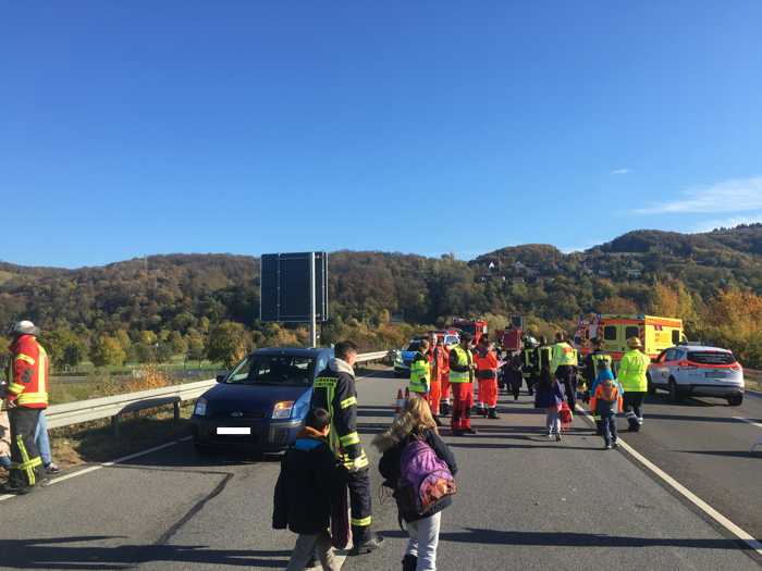 Schulbusunfall Weinheim - Feuerwehr im Einsatz