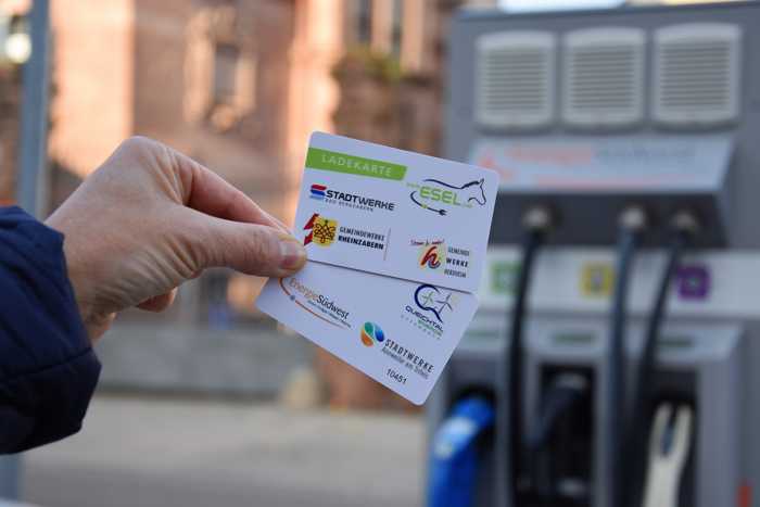 Eine für alle: Die Landauer EnergieSüdwest AG, die Stadtwerke Bad Bergzabern, die Gemeindewerke Herxheim, die Gemeindewerke Rheinzabern und Queichtal-Energie Offenbach gründen einen regionalen Ladeverbund und führen eine gemeinsame Ladekarte für 70 E-Ladepunkte in der Region ein. Quelle: EnergieSüdwest AG