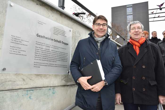 Oberbürgermeister Thomas Hirsch gemeinsam mit Universitätspräsidentin Prof. Dr. May-Britt Kallenrode bei der offiziellen Namensgebung der „Geschwister-Scholl-Treppe“. (Quelle: Stadt Landau in der Pfalz)
