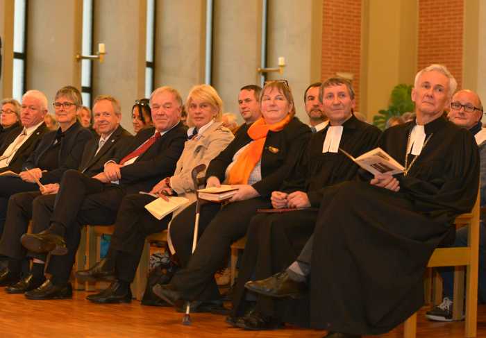 „JD_Abschied_HLF_Gottesdienst“ (Foto: Dörge): Landesbischof Prof. Dr. Jochen Cornelius-Bundschuh und Pfarrer Richard Lallathin (v.r.) leiteten den Abschiedsgottesdienst für Dr. Hanns-Lothar Förschler (4.v.l.) in der Johanneskirche.