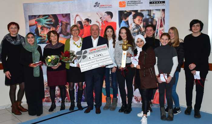 Die Kunstwerkstatt Bad Kreuznach um Leiterin Renate Ziegler (4. von links) freut sich bei der Preisverleihung in Koblenz mit den Kindern und Jugendlichen über den ersten Preis. Fotonachweis: Seydel