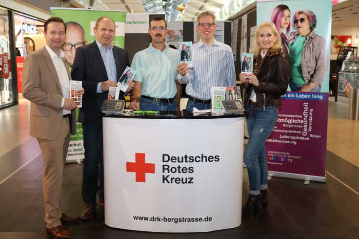 Beim Auftakt der erfolgreichen Impfaktion im Rhein-Neckar-Zentrum: Centermanager Patrick Steidl, Ulrich Bergmann (Kreisgeschäftsführer beim DRK Bergstraße), Arzt Marc Häffner, Landrat Christian Engelhardt und die Gesundheitspräventionsbeauftragte des Kreises Bergstraße, Reinhild Zolg.