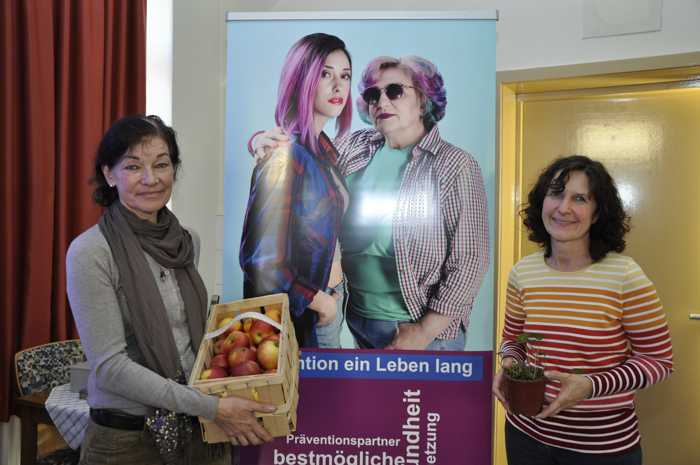 Beate Weis (links) und Karina Eberle (rechts) hielten einen Vortrag über alte Apfelsorten sowie Kräuter und Wildkräuter.