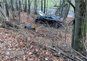 Otterbach: Der Wagen kam von der Fahrbahn ab, überschlug sich und blieb im Hang stehen.