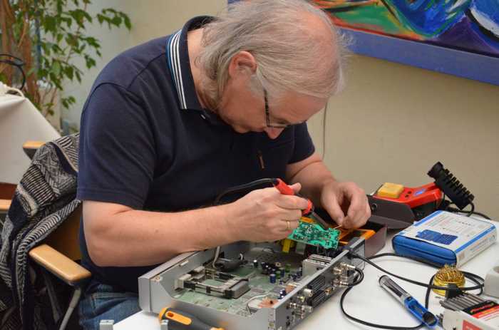 Hobbyelektriker Gerd Alsenz tüftelt an einem Festplattenrecorder. Foto: Kreisverwaltung Mainz-Bingen.