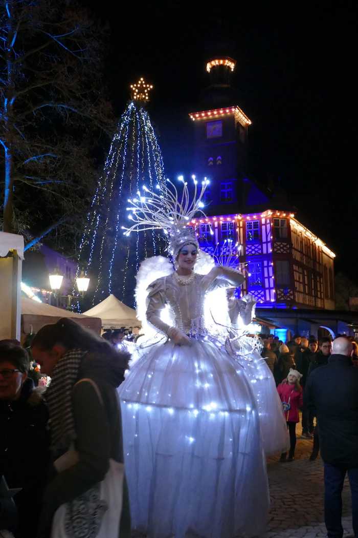 Schneekönigin auf dem Weihnachtsmarkt - Quelle: Stadt Lorsch