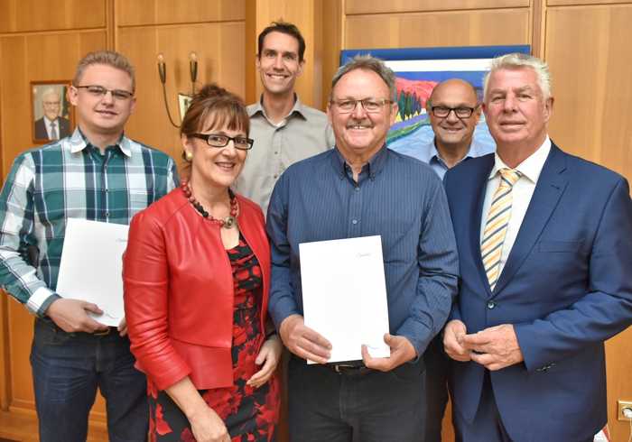 Im Rahmen einer kleinen Feierstunde verabschiede OB Michael Kissel (re.) Gerhard Frey (3.v.re.) in den Ruhestand und beförderte Peter Müller (li.) zum Stadtoberinspektor, im Beisein von (v.li.) Angelika Zezyk (Bereichsleiterin Öffentliche Sicherheit und Ordnung), Holger Zutavern (Abteilungsleiter Personal- und Organisationsmanagement) und Gerhard Löwer (Personalrat)