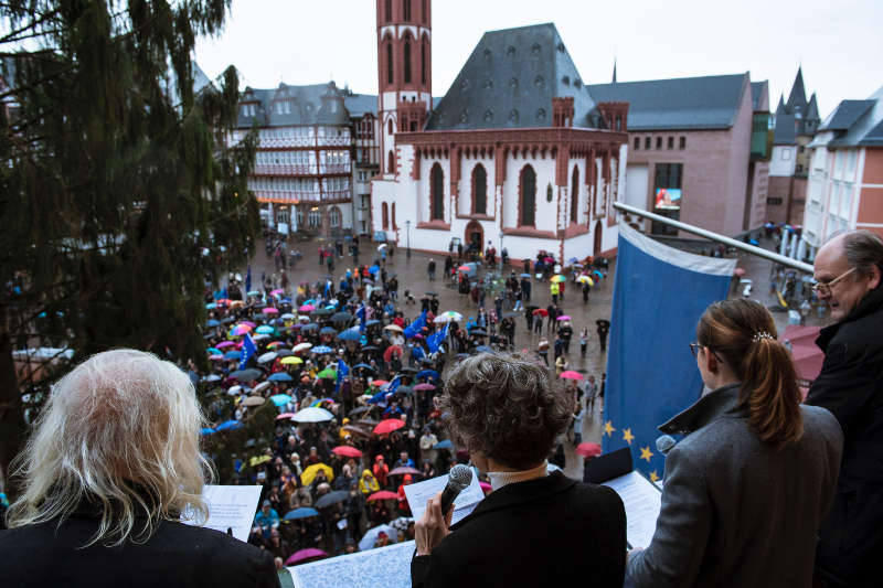 v.l.: Willy Praml, Andreina Coatto, Katerina Zemankova und Michael Quast verlesen ihr Manifest (Foto: Niko Neuwirth)