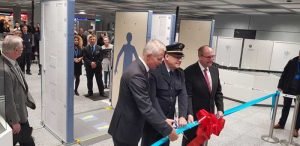 Die Bundespolizei am Flughafen Frankfurt am Main hat heute im Terminal 1 zwei neu konzipierte Luftsicherheitskontrollspuren eröffnet.