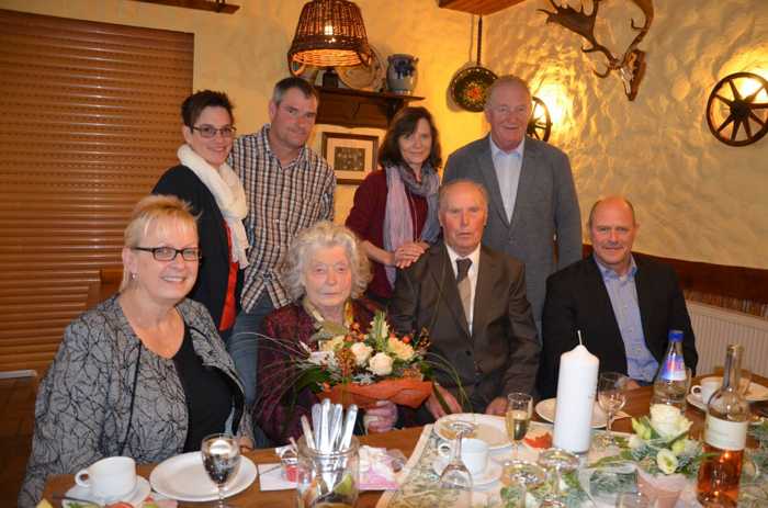 Landrätin Dorothea Schäfer (links) gratuliert dem Ehepaar Marschall (Mitte) zur Diamantenen Hochzeit. Verbandsbürgermeister Benno Neuhaus (rechts) und der Ortsbürgermeister der Gemeinde Schwabenheim Peter Merz (2.v.r.) gehörten ebenfalls zu den Gratulanten. Foto: Kreisverwaltung Mainz-Bingen.