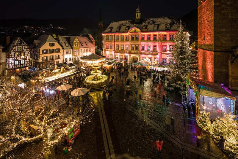 Neustadter Marktplatz in der Adventszeit (Foto: IMG)