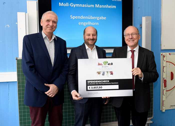 engelhorn unterstützt die digitale Bildung am Moll-Gymnasium: Christof Höger (stellv. Schulleiter), Fabian Engelhorn (CEO der engelhorn KGaA) und Dr. Gerhard Weber (Schulleiter) bei der Spendenübergabe (v. l. n. r.) Bildquelle: engelhorn