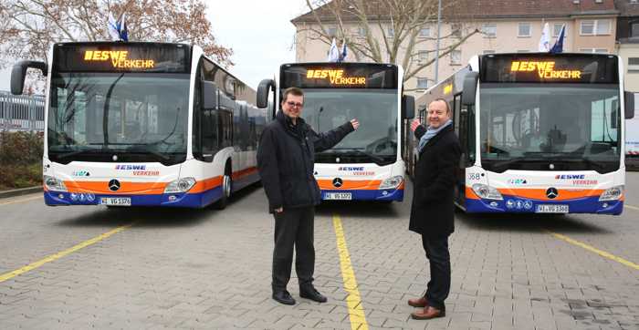 Fotohinweis: Detlef Gottwald: ESWE-Verkehr-Geschäftsführer Jörg Gerhard (links) und Dietmar Schneider, Geschäftsbereichsleiter Technischer Betrieb bei ESWE Verkehr) zum Thema neue Dieselbusse.