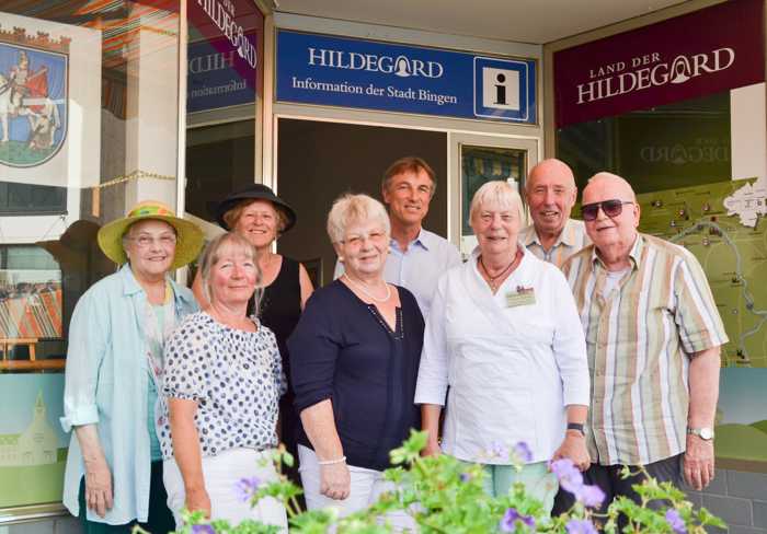 Die Hildegardlotsen Karola Ohl, Monika Hick, Anne Monz, Adelheid Hahne, Gisela Nitsche, Claus Hahne und Manfred Martin (v. li.) mit TI-Chef Georg Sahnen (hi. Mitte) blicken auf eine erfolgreiche Saison zurück. Archivfoto: Stadt Bingen