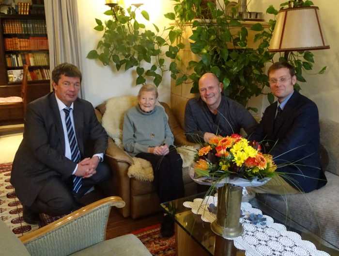 Kreisbeigeordneter Burkhard Müller (links) gratulierte Mathilda Porth zum 103. Geburtstag. Ebenfalls gratulierten Benno Neuhaus (3.v.l.) und Dr. Heiko Schmuck (4.v.l.). Foto: Kreisverwaltung Mainz-Bingen.
