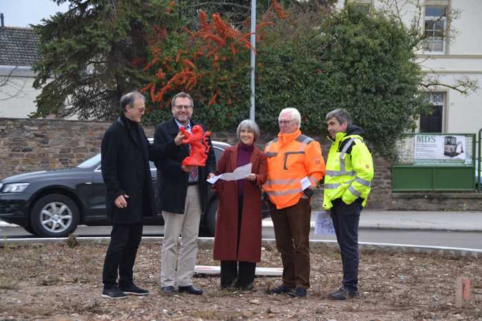 Prof. Ottmar Hörl, Oberbürgermeister Thomas Feser, Cornelia Saalfrank (Kunstagentur), Jürgen Ries (Leiter der Tiefbauabteilung der Stadt Bingen) und Gartenamtsleiter Jürgen Inboden (v. li.) auf dem zukünftigen „Löwenkreisel“. Foto: Stadt Bingen