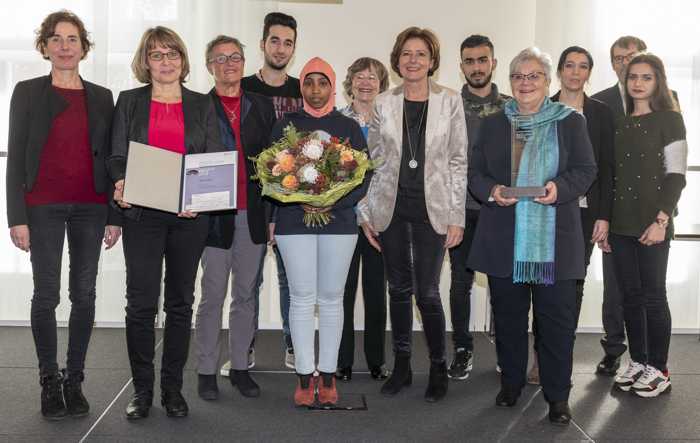 Ministerpräsidentin Malu Dreyer überreicht der Kreisverwaltung Mainz-Bingen den Brückenpreis in der Kategorie „Bürgerschaftliches Engagement in Kommunen“ für das Projekt “Grundrechte – zeig Gesicht für Demokratie, Toleranz und Respekt!”. Copyright: Staatskanzlei RLP/Sämmer