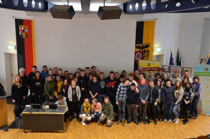 Die Schülerinnen und Schüler der Christian-Erbach Realschule plus aus Gau-Algesheim erfahren in einer virtuellen Entdeckungsreise, was auf unserem „Blauen Planeten“ geschieht. Copyright: Kreisverwaltung Mainz-Bingen