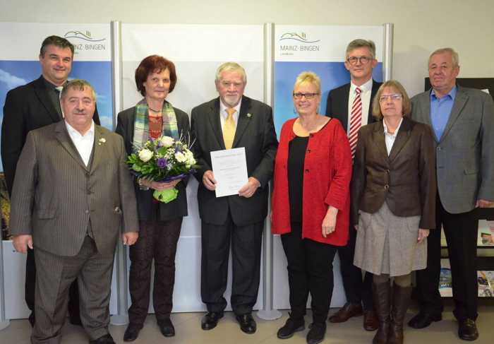 (v.l.n.r.): Alexander Kreisel (Vorsitzender Kreis-Chorverband Mainz), Walter Weimer (Geschäftsführer Kreis-Chorverband), Anneliese und Wolfgang Semmelweis, Dorothea Schäfer (Landrätin Kreis Mainz-Bingen), Ralph Spiegler (Bürgermeister Verbandsgemeinde Nieder-Olm), Silvia Weimer, Manfred Hölzinger (Schatzmeister Kreis-Chorverband). Foto: Kreisverwaltung Mainz-Bingen.