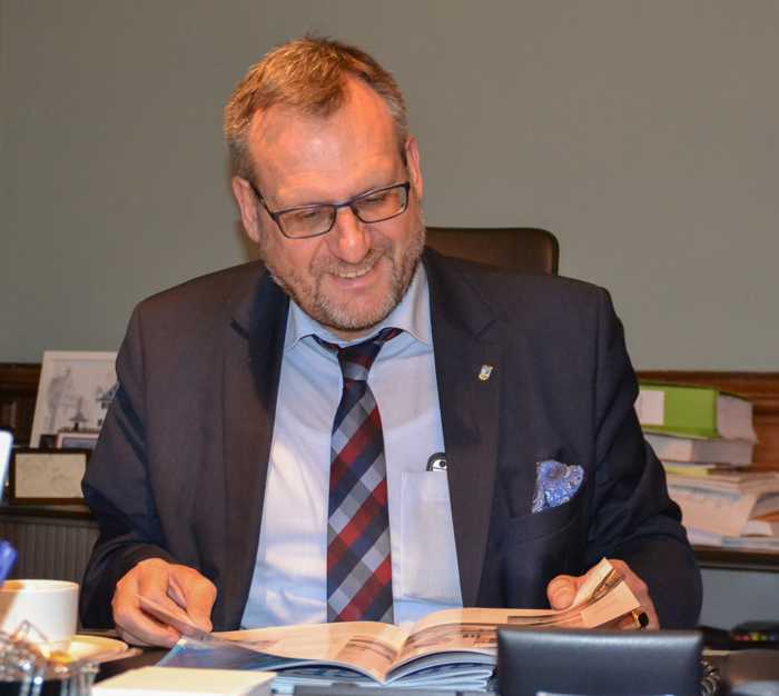 Oberbürgermeister Thomas Feser bei der Lektüre des druckfrischen Bingen- Magazins. Foto: Stadt Bingen