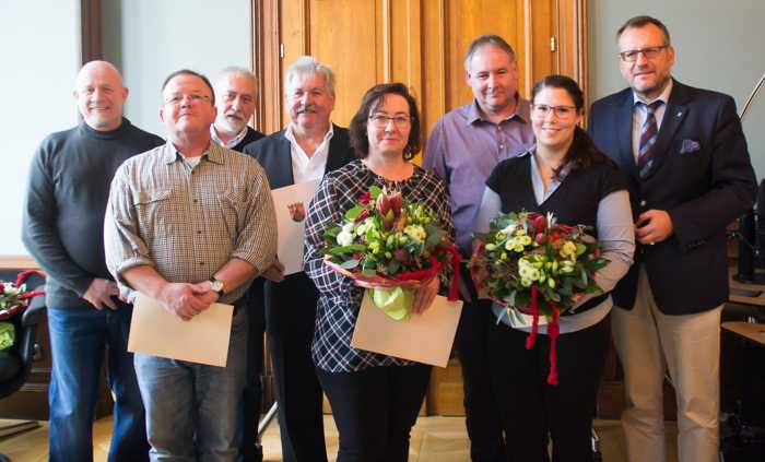 Nach der kleinen Feierstunde (v. li.): Personalratsvorsitzender Gerhard Trapp, Christoph Kasper, Bernd Schmitt (Vorsitzender des Personalrats der Stadtwerke), Dieter Birkholz, Karin Brendel-Lang, Heinz Steinbrecher, Vanessa Collet und OB Thomas Feser. Foto: Stadt Bingen