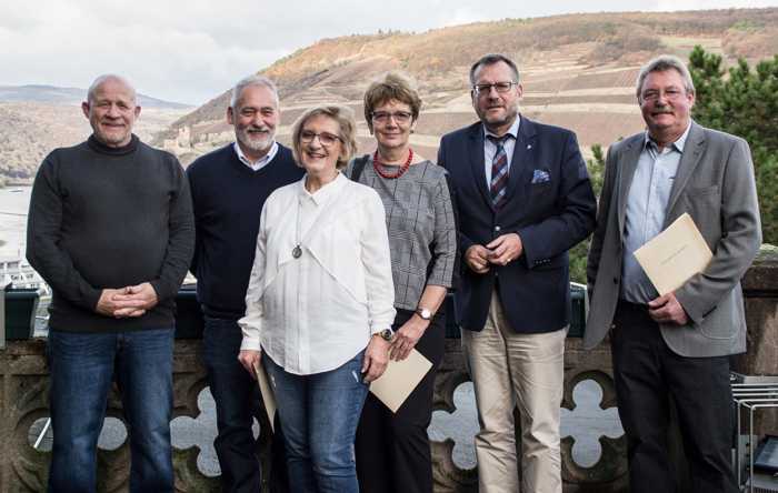 Nach der kleinen Feierstunde (v. li.): Personalratsvorsitzender Gerhard Trapp, Bernd Schmitt (Vorsitzender des Personalrats der Stadtwerke), Birgit Lautz, Angelika Köbel, OB Thomas Feser und Ottmar Erb. Foto: Stadt Bingen