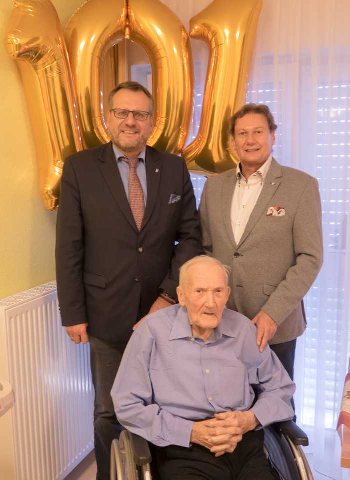 Der Jubilar mit seinem Sohn und Oberbürgermeister Thomas Feser (li.). Foto: Stadt Bingen