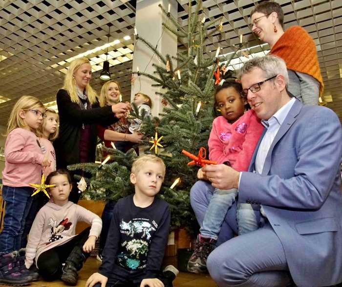 Kiga-Kids schmücken Tannenbäume Foto Thomas J Zelinger