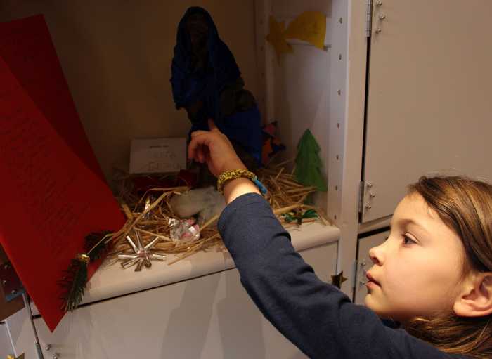 Das bringt Kinderaugen zum Leuchten: Im Adventskalender der Christuskirche erzählen Krippenfiguren ihre Geschichten. (Bildrechte: Öffentlichkeitsarbeit Evangelisches Dekanat Mainz)