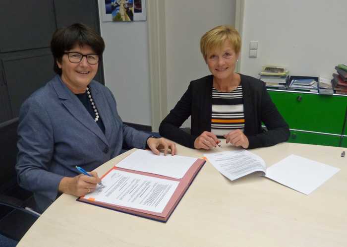 Vertragsunterzeichnung durch Oberbürgermeisterin Cornelia Petzold-Schick und Sabina Stemann-Fuchs, Vorsitzende des Caritasverbandes Bruchsal.