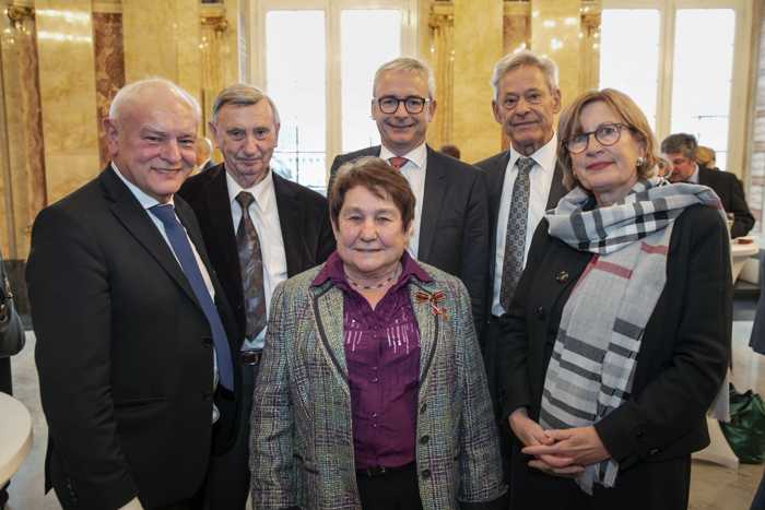 Christa Jung-Wittiger (Bildmitte) wurde mit dem Bundesverdienstkreuz ausgezeichnet. Zu den Gratulanten gehörten auch Gleichstellungsbeauftragte Astrid Stolz, Bürgermeister a.D. Waldemar Schütz, Landrat Dr. Christoph Schnaudigel, Wilfried Jung und Landtagsabgeordneter Joachim Kößler (v.r.n.l.)