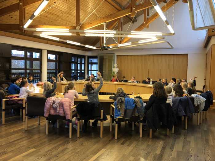 Präventionsworkshop - Projekt Maikammer - Die Gruppe im Ratssaal der Verbandsgemeinde Maikammer. - Rathaus Quelle: KV SÜW